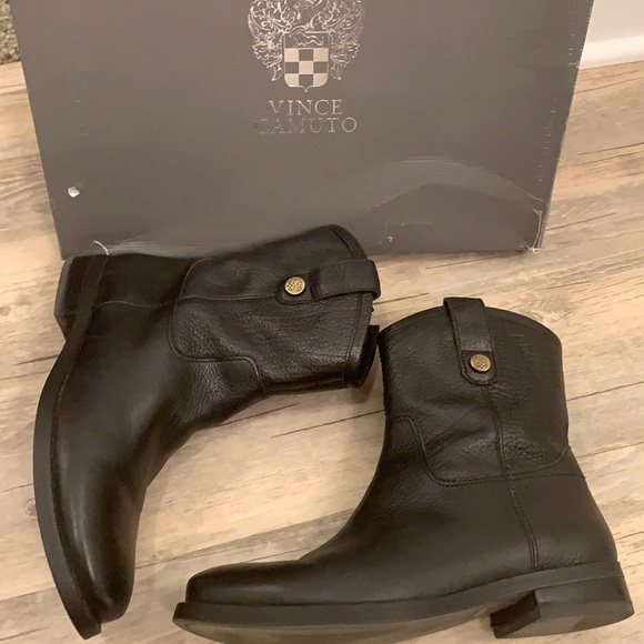 Vince Camuto Shoes - Vince Camuto VC-Payatt Black Two Tone Tumble bootie!